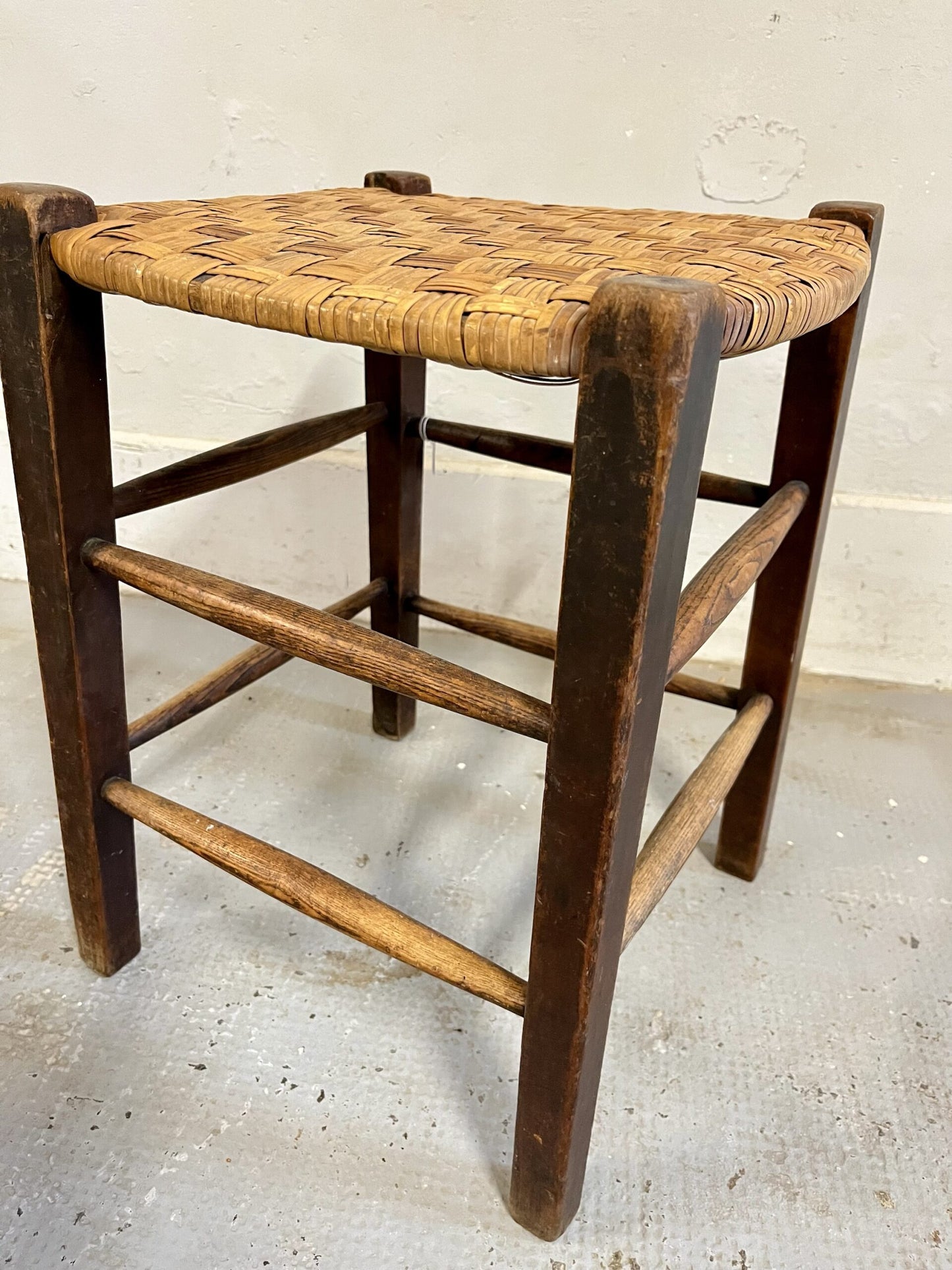 Tabouret ancien en bois et assise en paille tressée