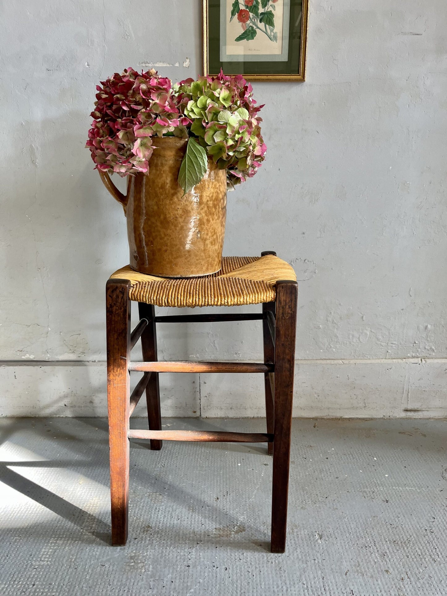 Tabouret ancien en bois et assise en paille tressée