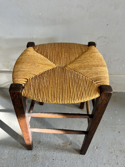 Tabouret ancien en bois et assise en paille tressée