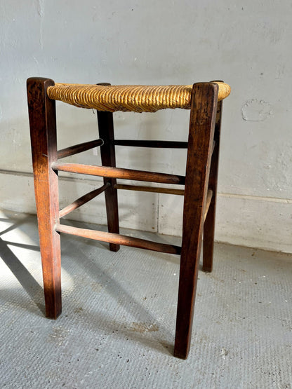 Tabouret ancien en bois et assise en paille tressée