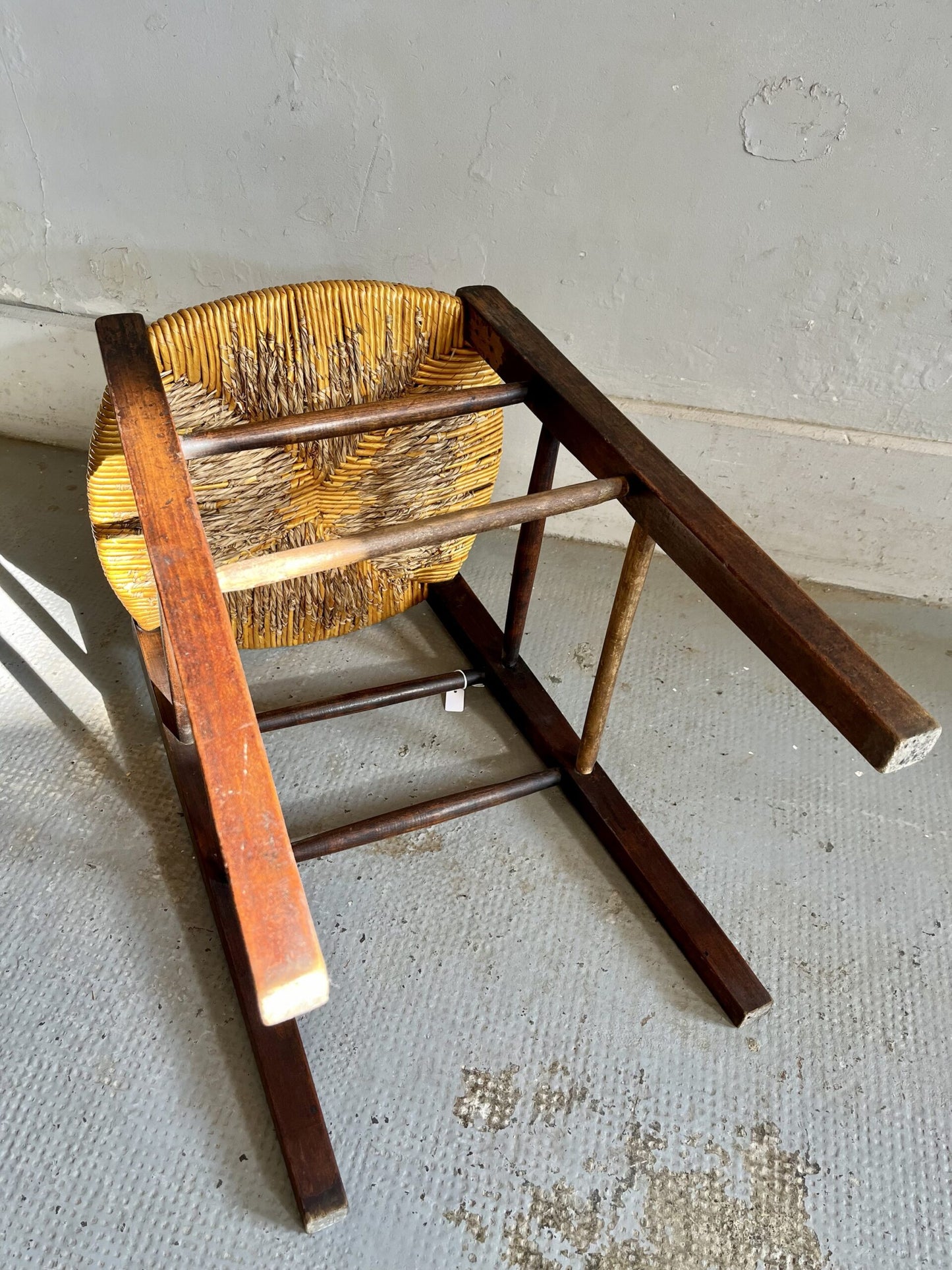 Tabouret ancien en bois et assise en paille tressée