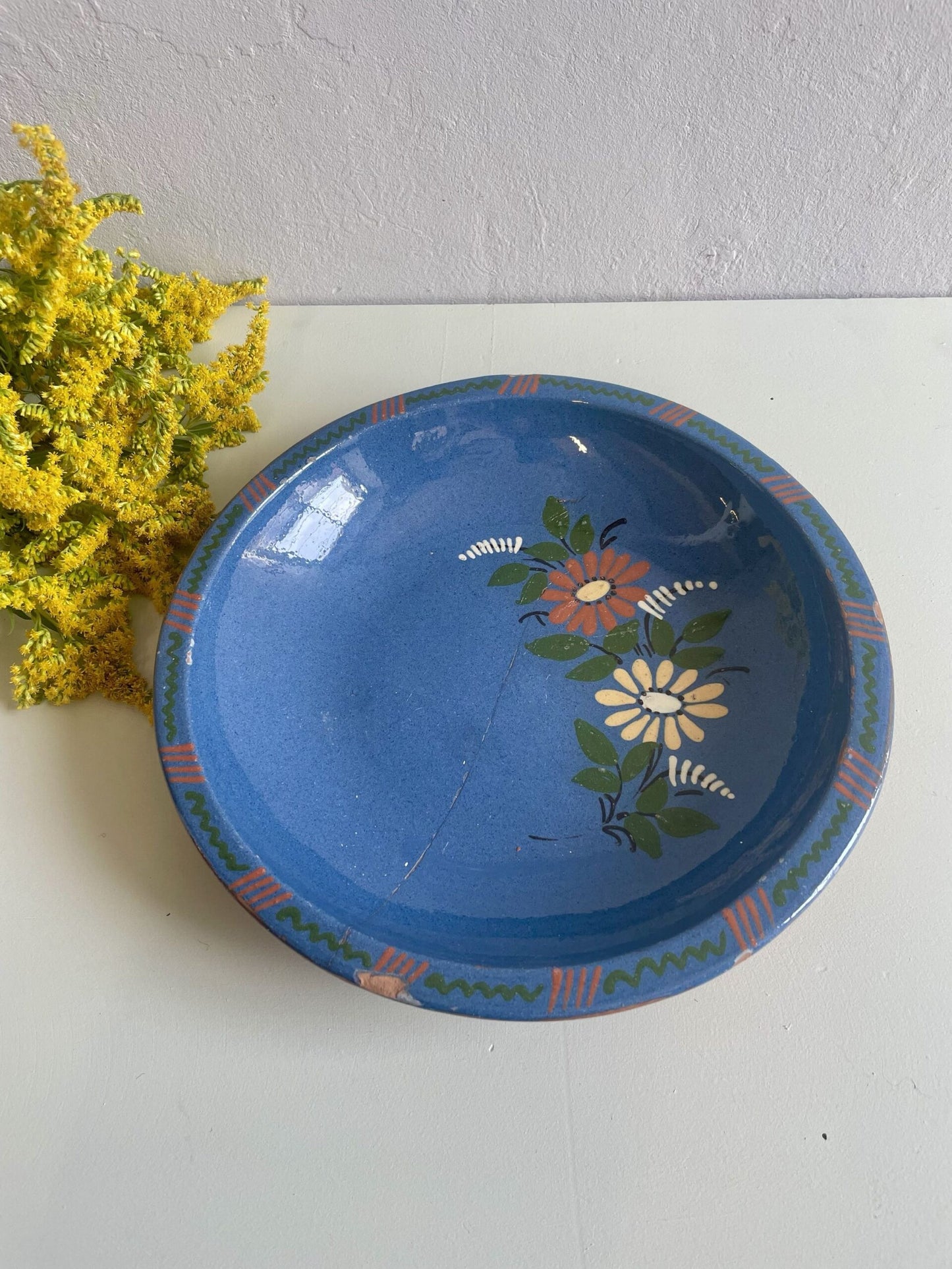 Plat en terre cuite à fleurs