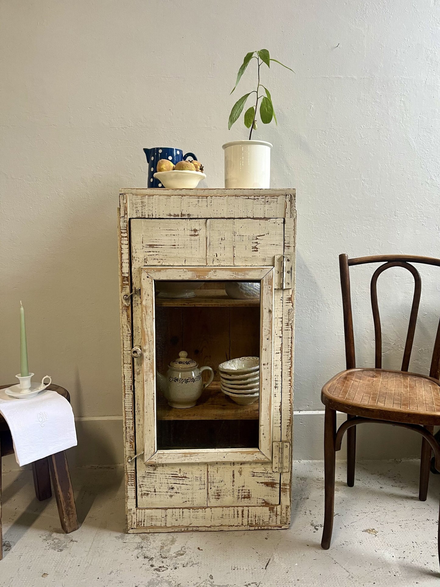 Garde-manger patiné en bois et grillage