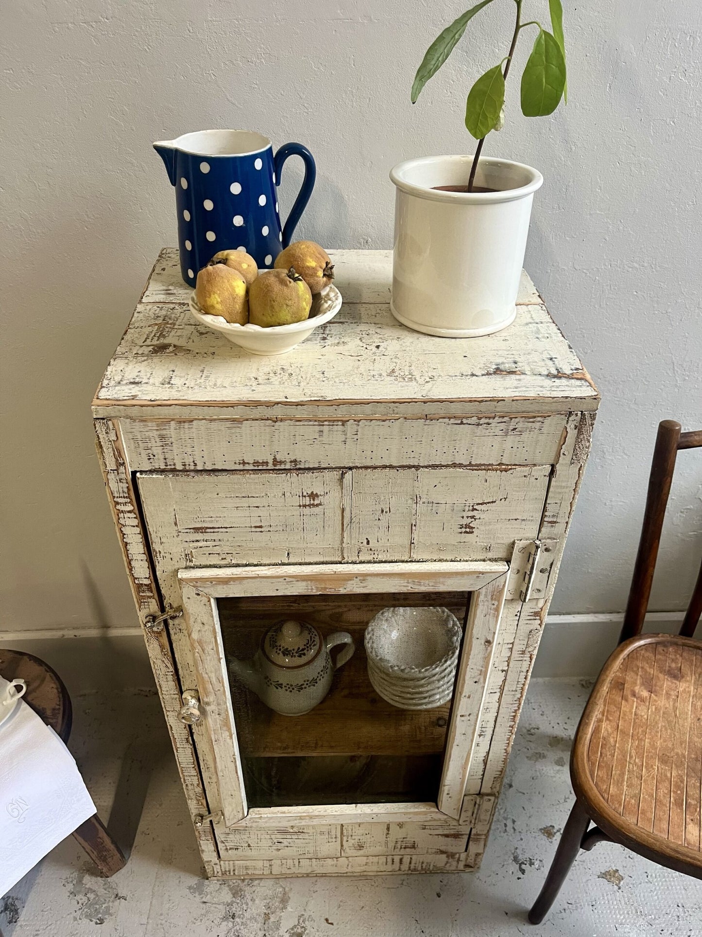 Garde-manger patiné en bois et grillage