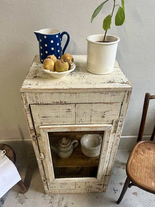 Garde-manger patiné en bois et grillage