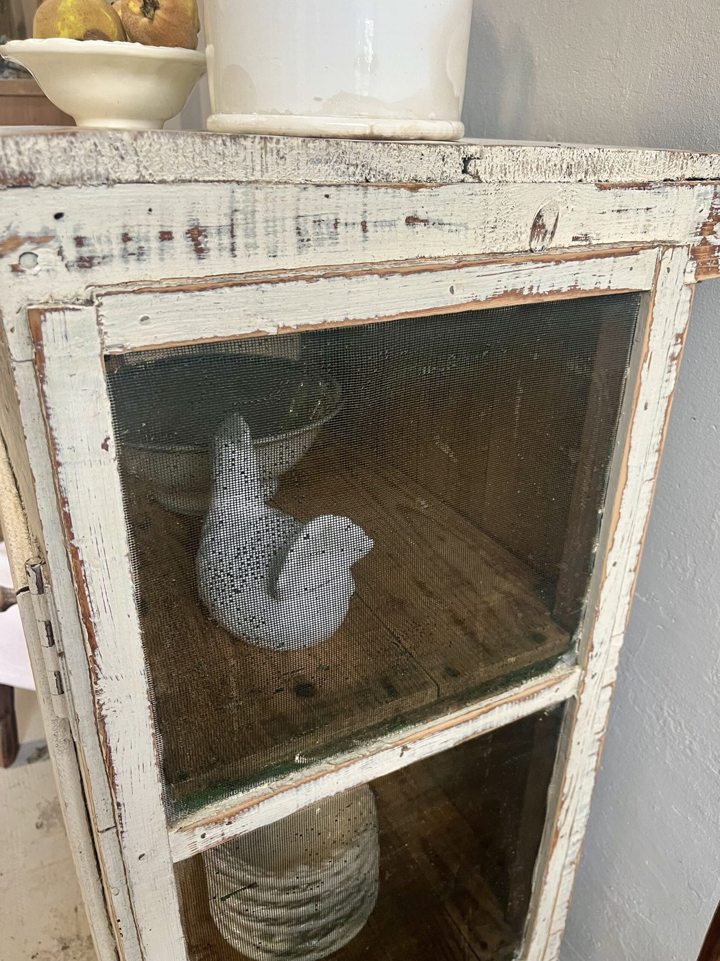 Garde-manger patiné en bois et grillage