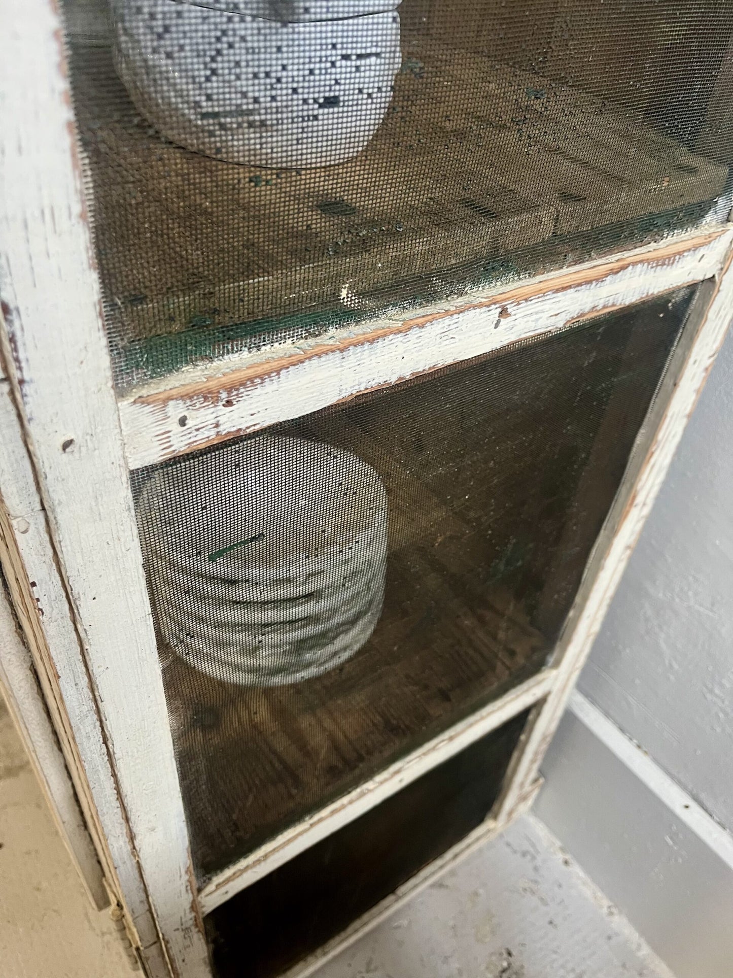 Garde-manger patiné en bois et grillage