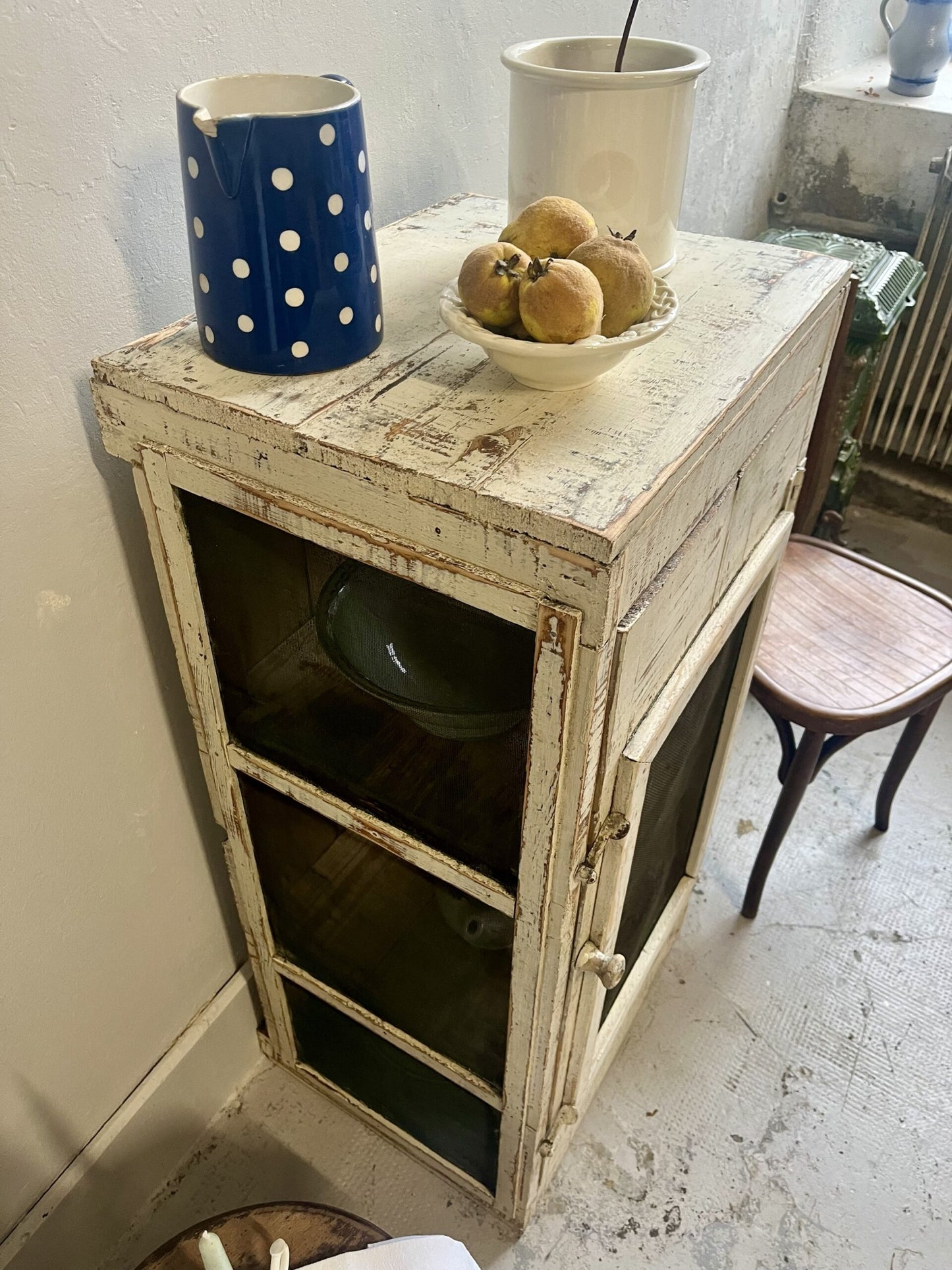 Garde-manger patiné en bois et grillage