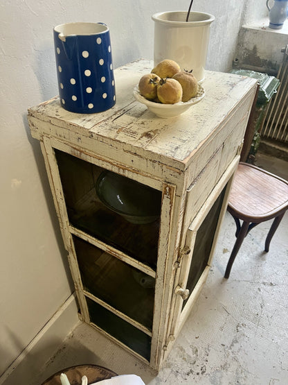 Garde-manger patiné en bois et grillage