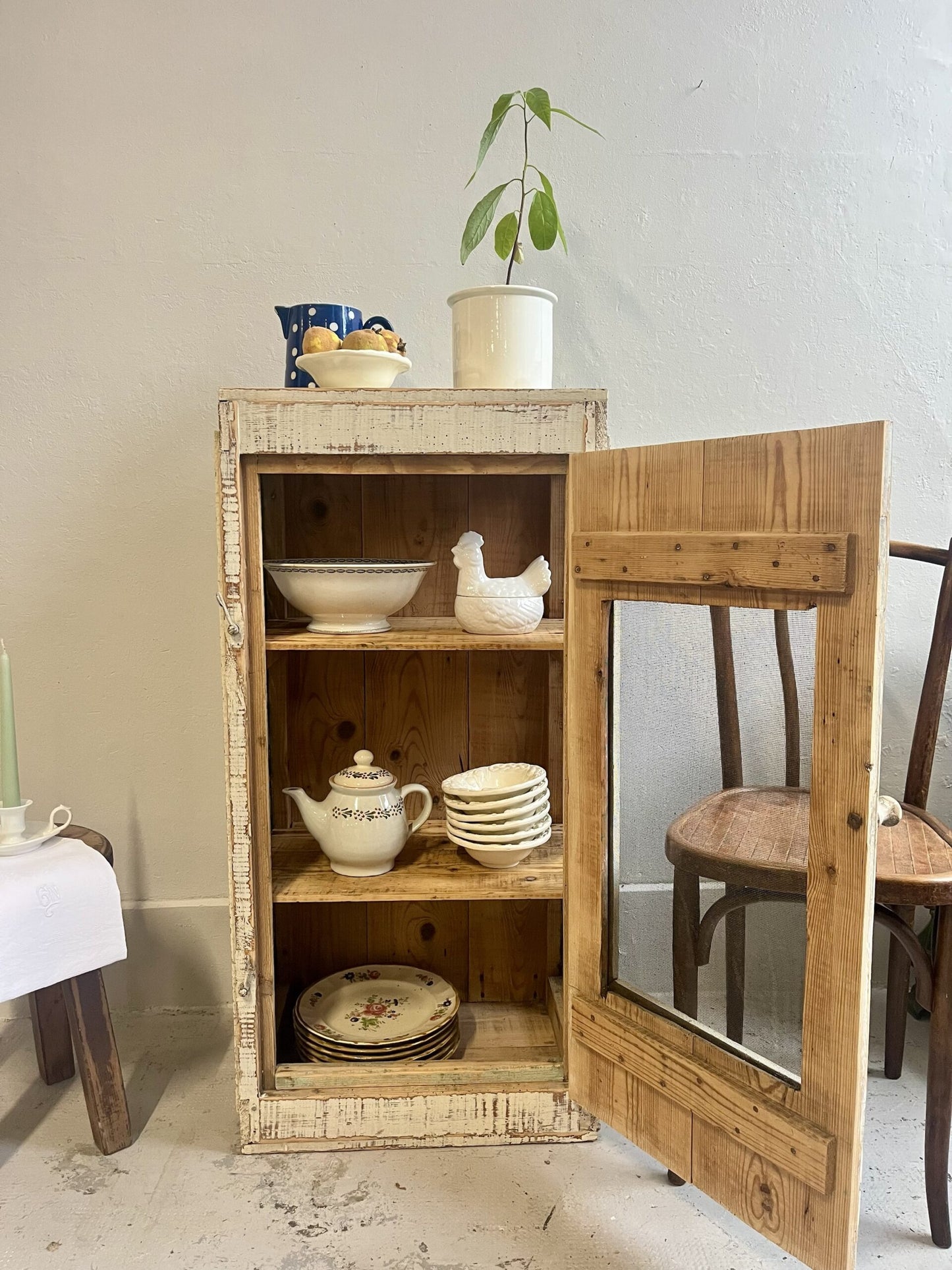 Garde-manger patiné en bois et grillage