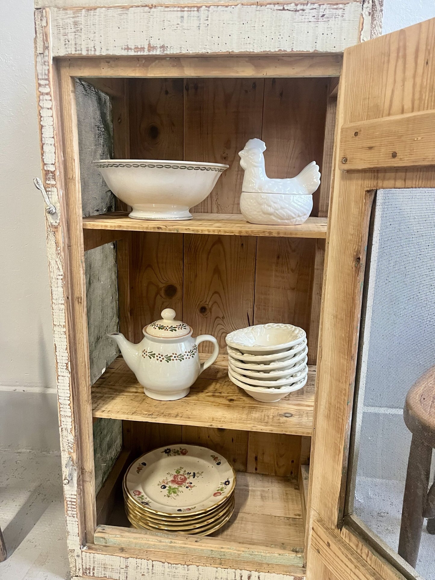 Garde-manger patiné en bois et grillage