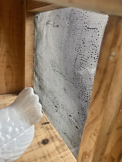 Garde-manger patiné en bois et grillage