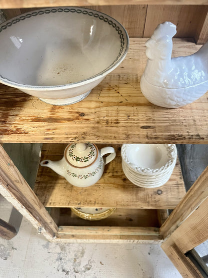 Garde-manger patiné en bois et grillage