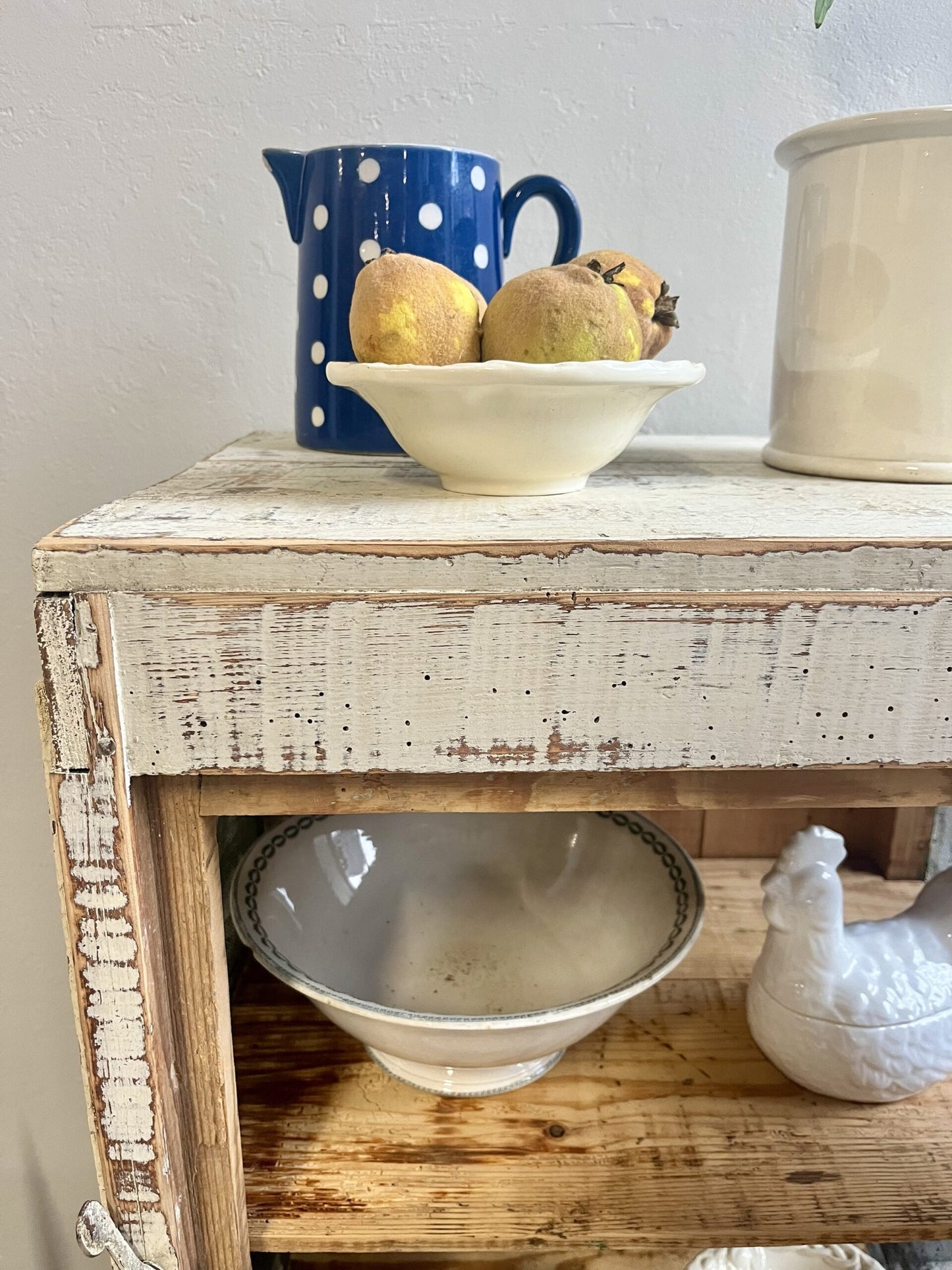 Garde-manger patiné en bois et grillage