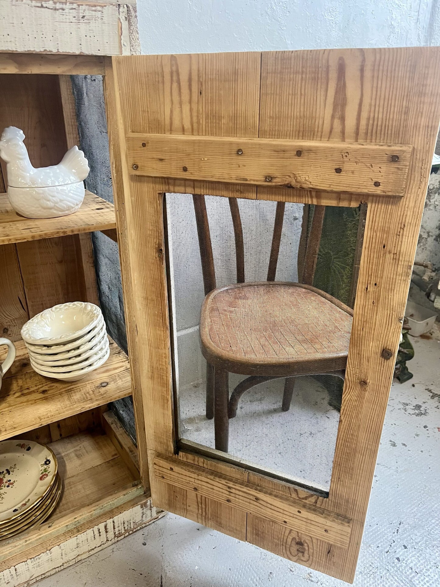 Garde-manger patiné en bois et grillage