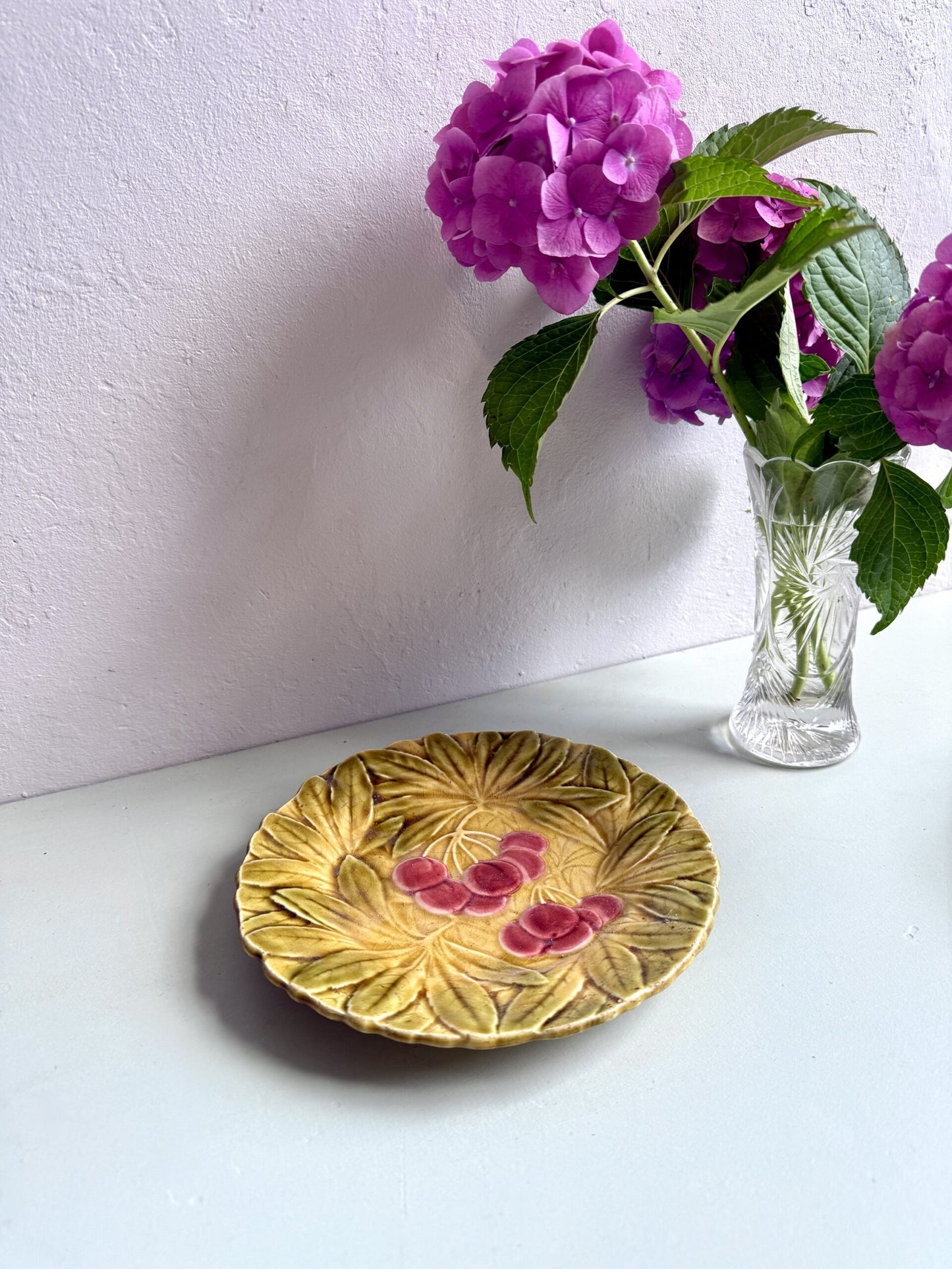 Assiette à dessert en barbotine Sarreguemines, Motif cerises