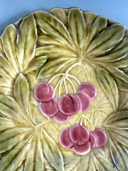 Assiette à dessert en barbotine Sarreguemines, Motif cerises