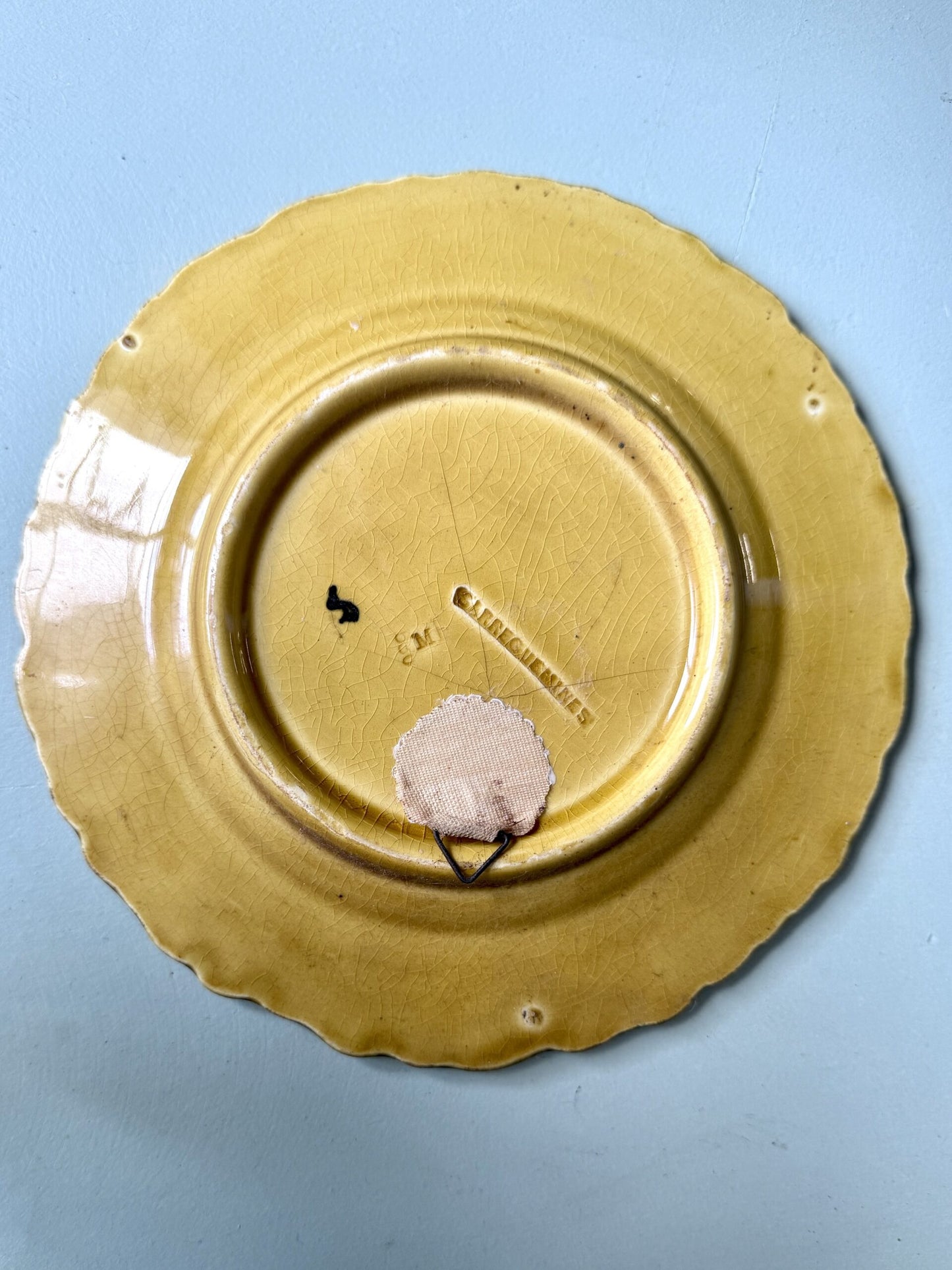 Assiette à dessert en barbotine Sarreguemines, Motif cerises