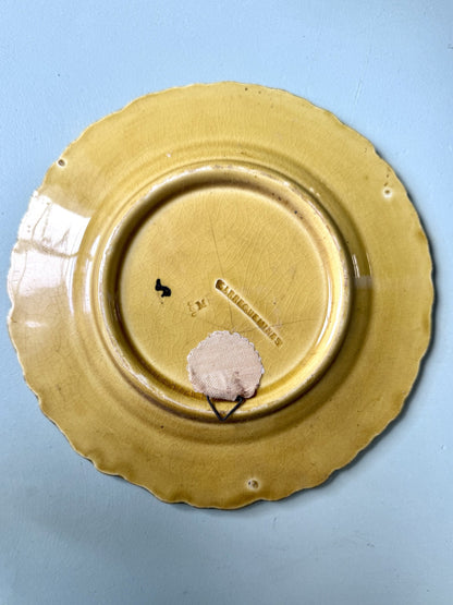 Assiette à dessert en barbotine Sarreguemines, Motif cerises