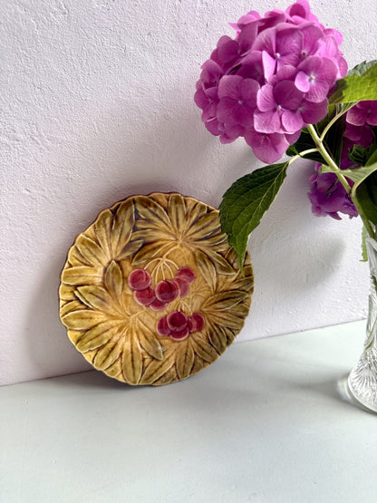 Assiette à dessert en barbotine Sarreguemines, Motif cerises