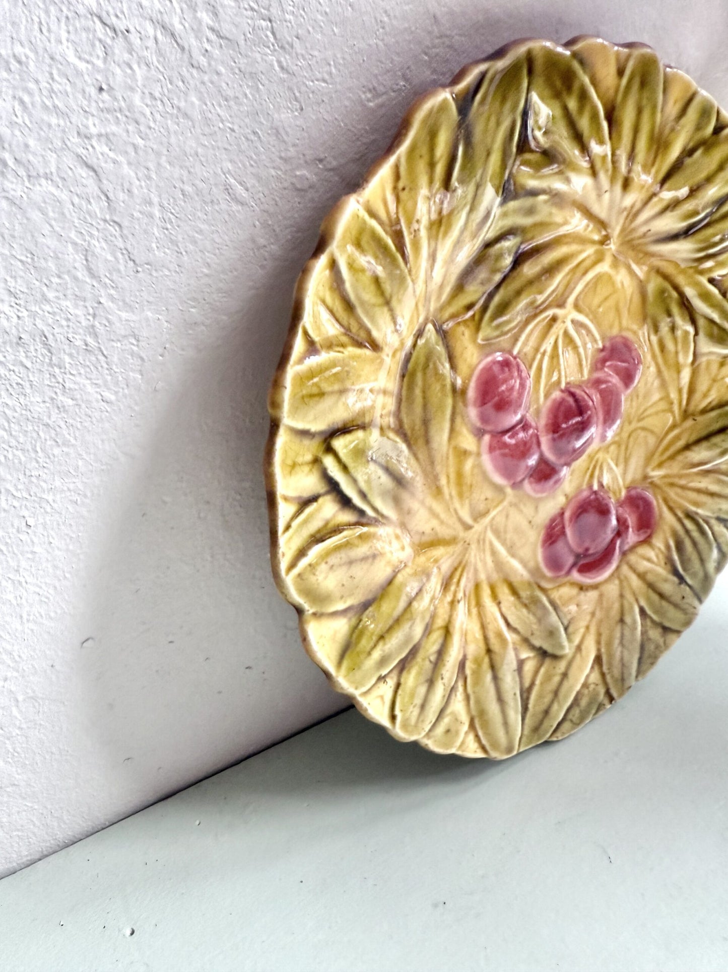 Assiette à dessert en barbotine Sarreguemines, Motif cerises