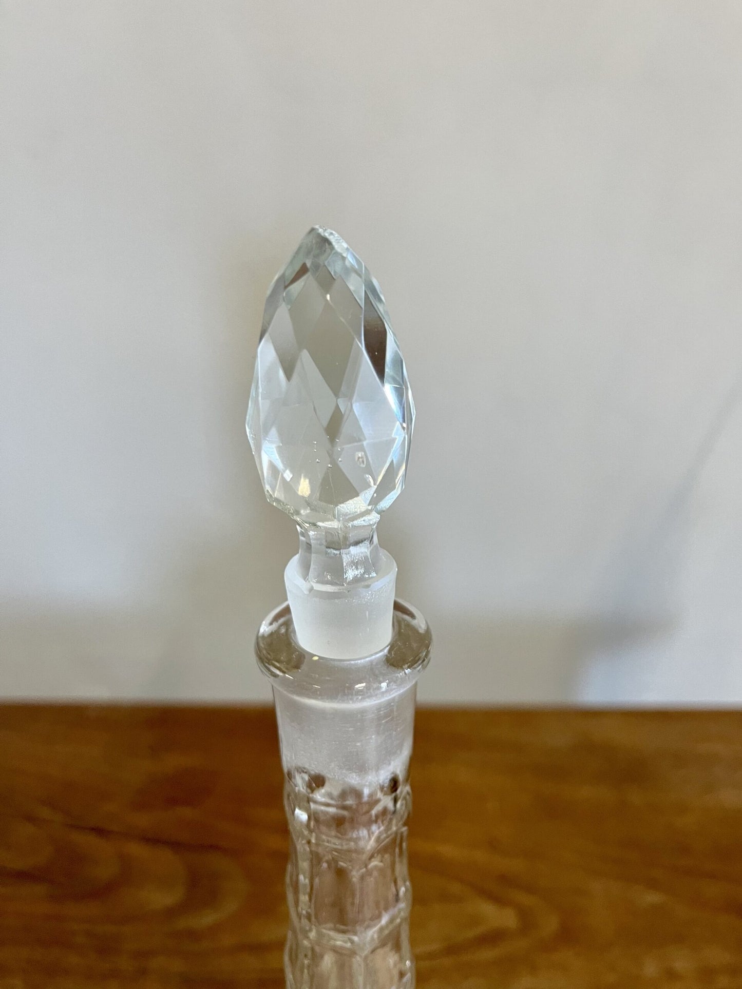 Bouteille en verre ciselé