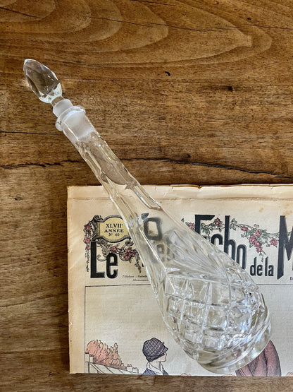 Bouteille en verre ciselé