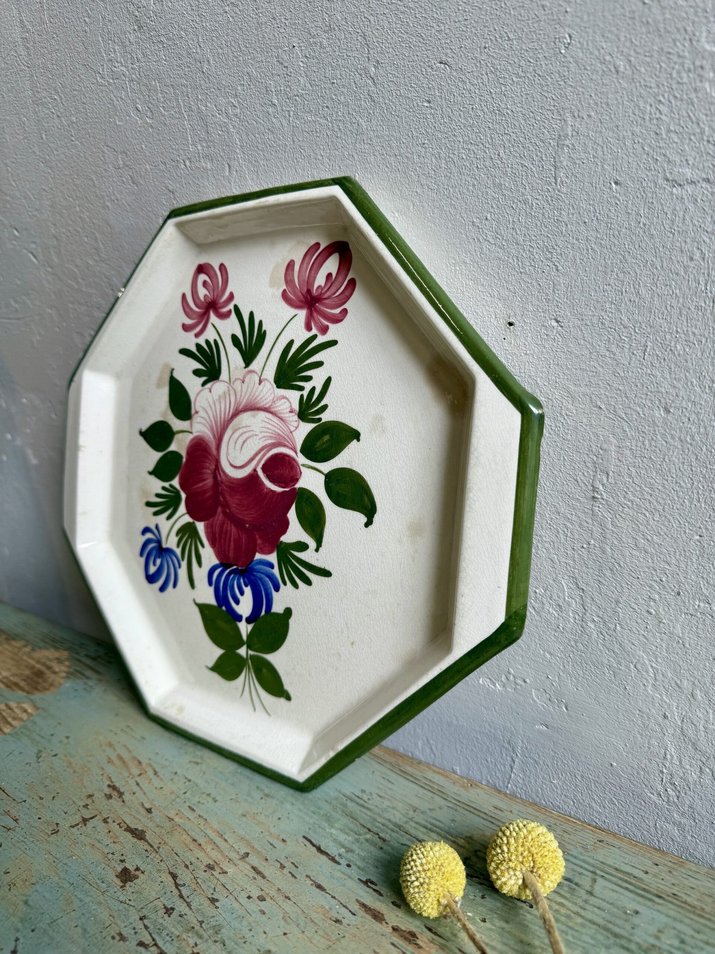 Plat octogonal en faïence à décor fleuri vintage
