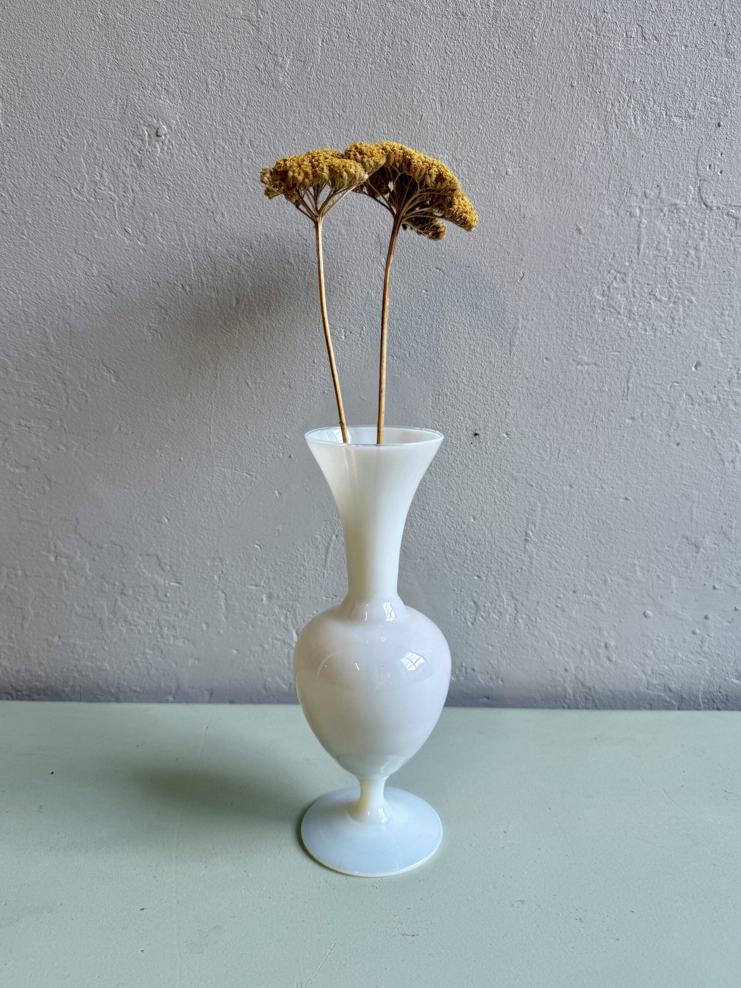 Vase soliflore en opaline blanc