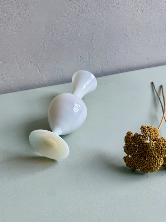 Vase soliflore en opaline blanc