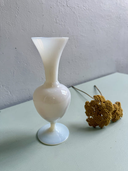 Vase soliflore en opaline blanc