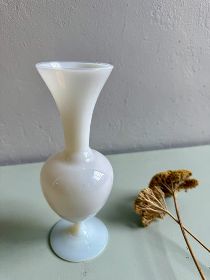 Vase soliflore en opaline blanc