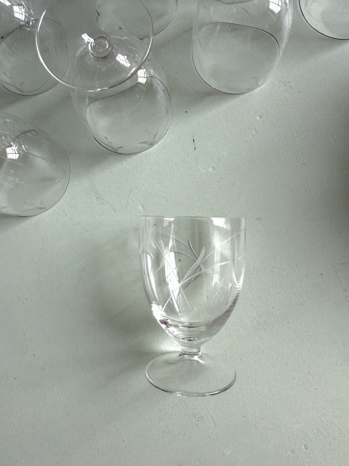 Lot de 9 verres gravés en cristal