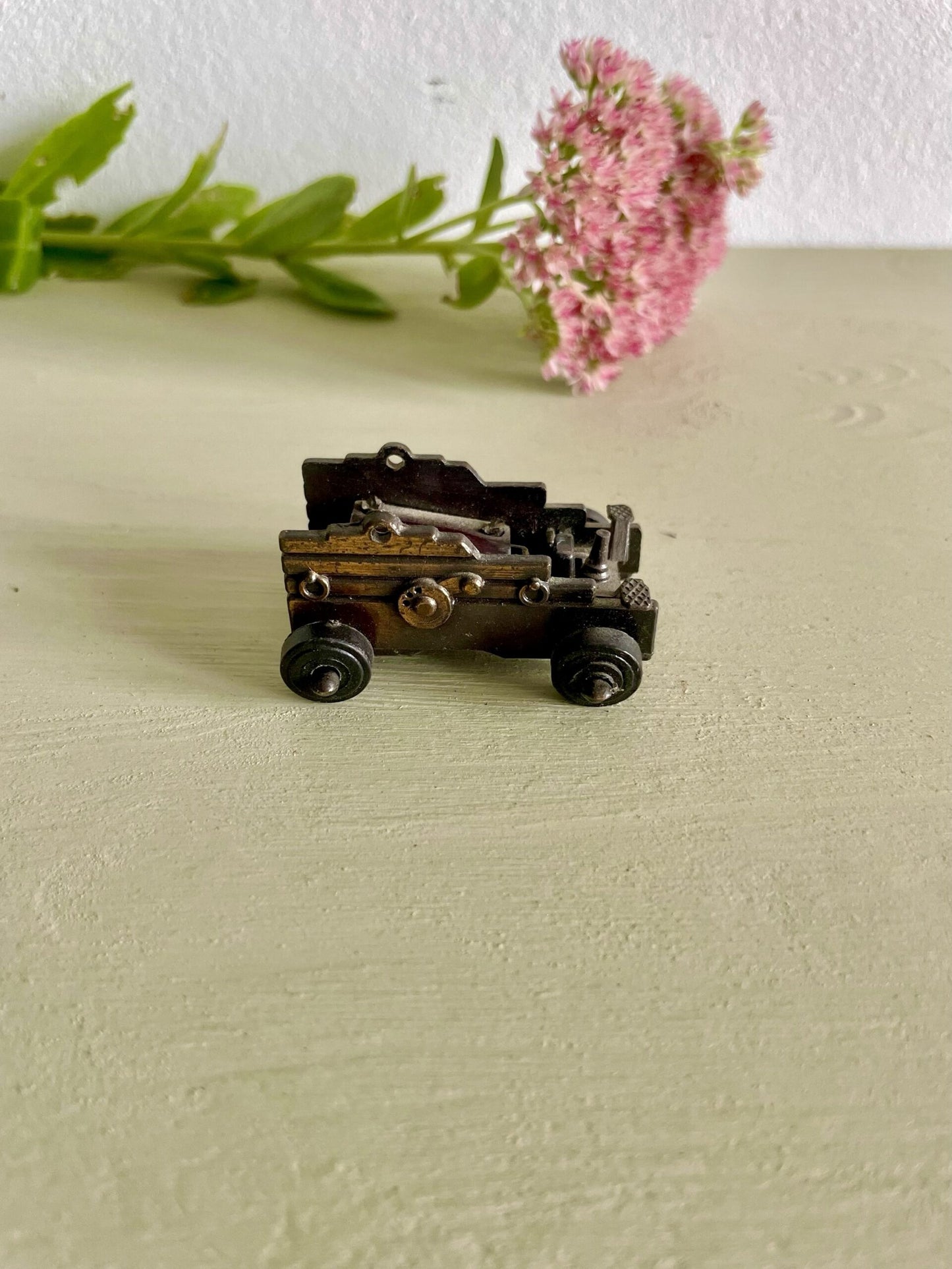 Taille-crayons vintage en métal - Voiture