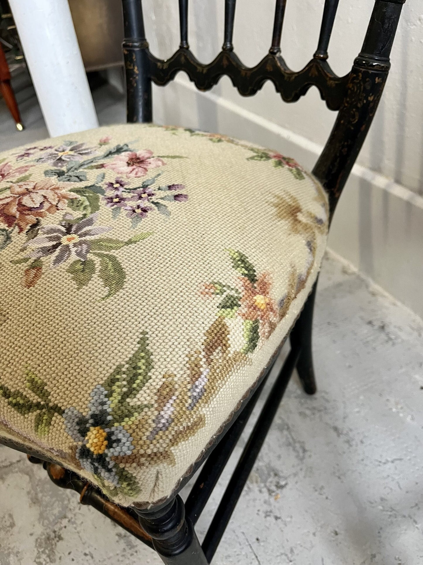 Chaises brodées fleurs