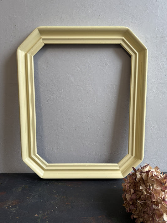 Cadre en bois jaune pastel