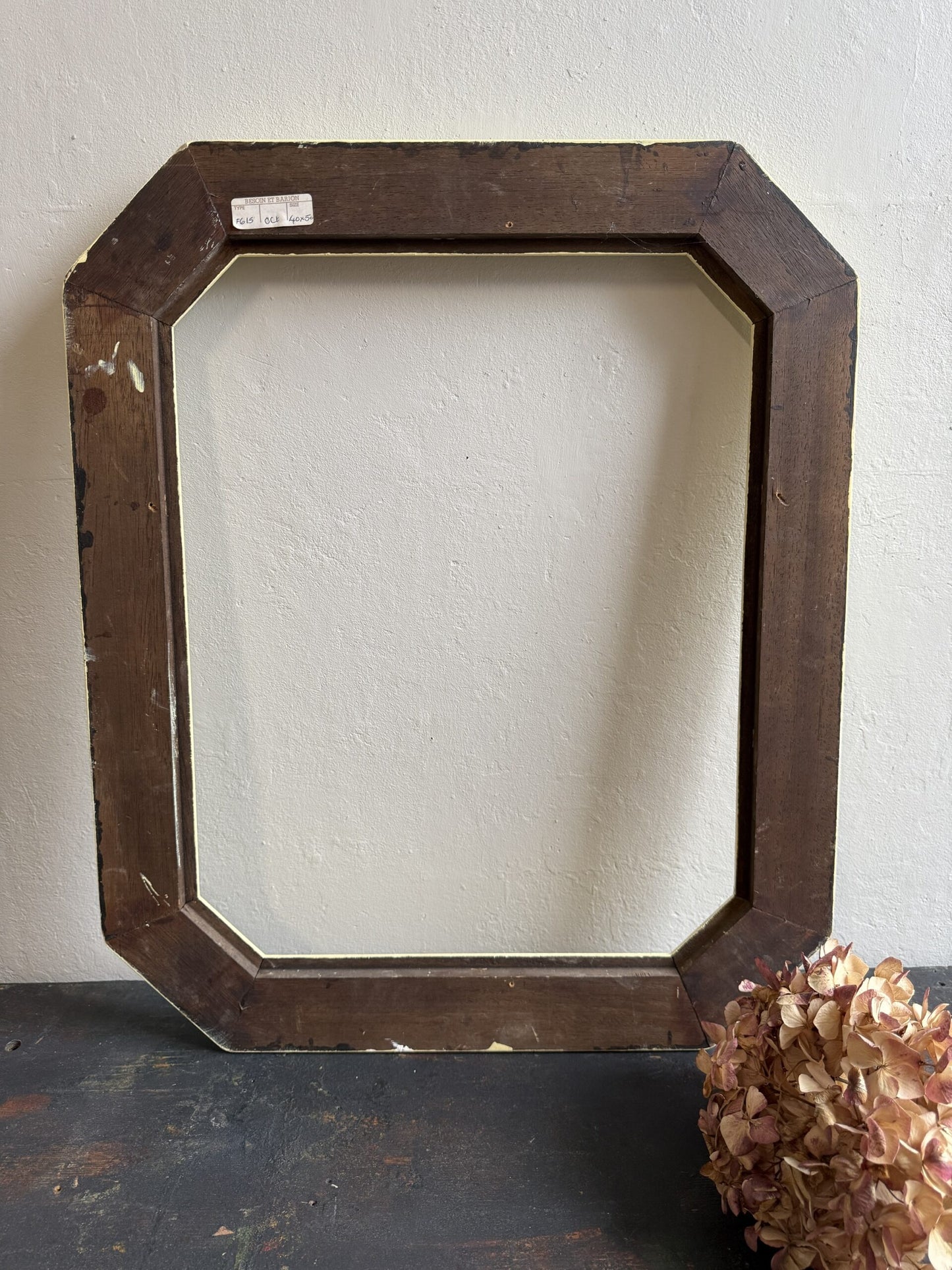 Cadre en bois jaune pastel