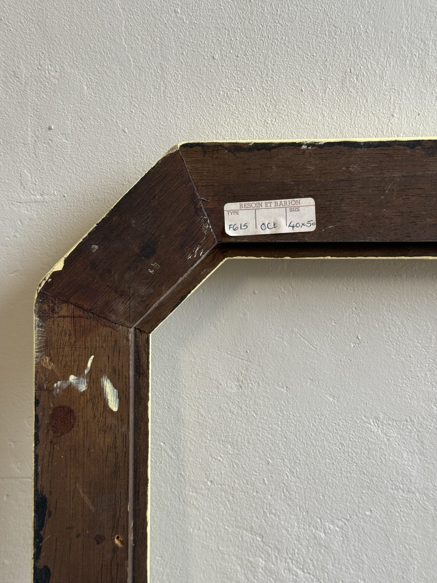 Cadre en bois jaune pastel