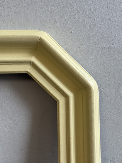 Cadre en bois jaune pastel