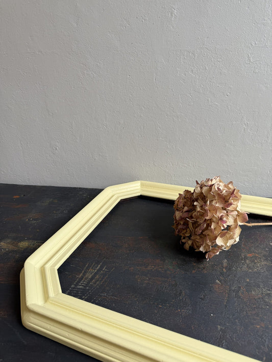 Cadre en bois jaune pastel