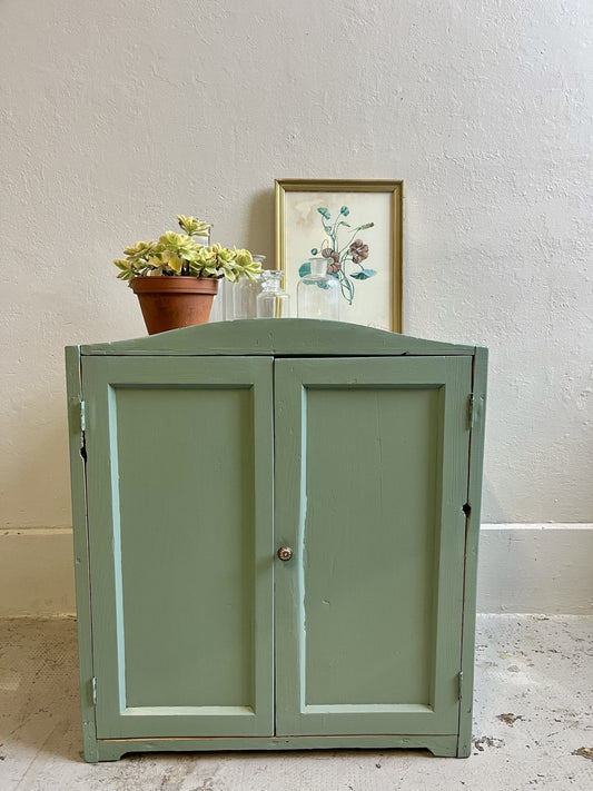 Armoire style armoire à pharmacie