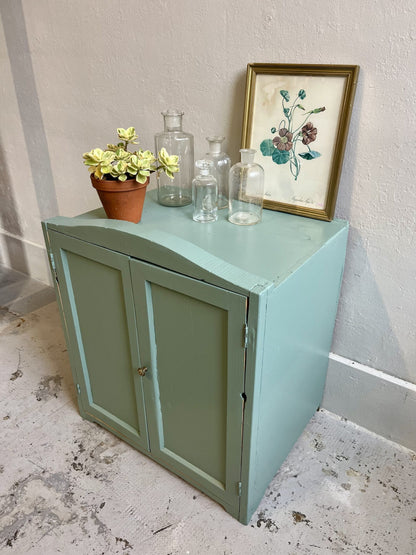 Armoire style armoire à pharmacie