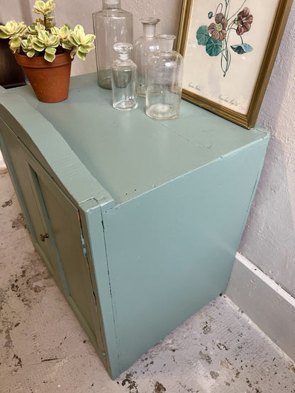 Armoire style armoire à pharmacie