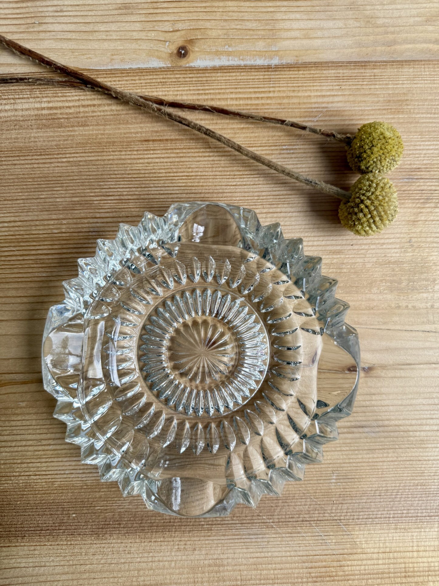 Cendrier en verre circulaire ciselé