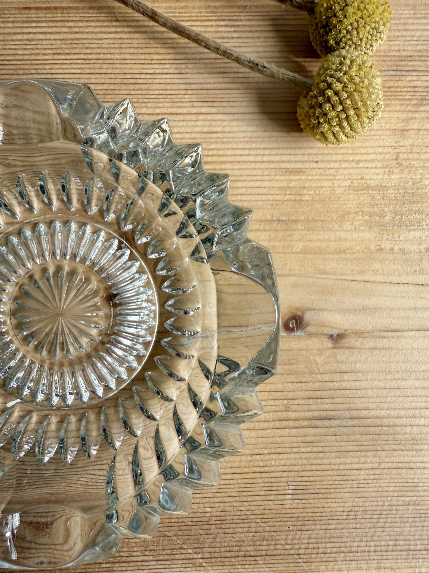 Cendrier en verre circulaire ciselé