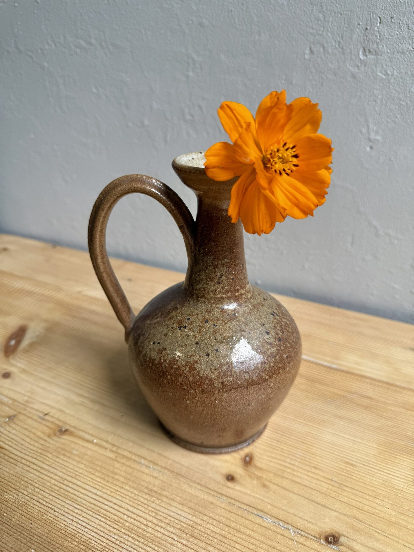 Vase/soliflore en grès avec anse