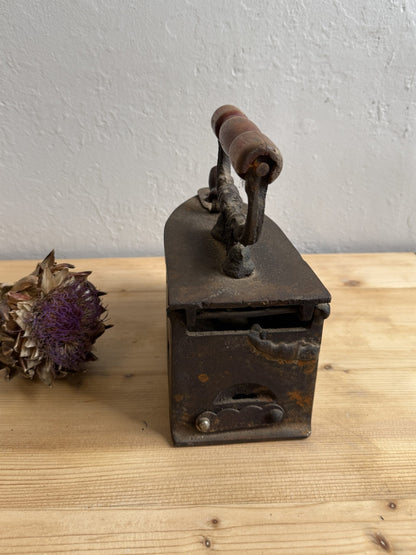 Grand fer à repasser ancien