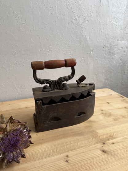 Grand fer à repasser ancien