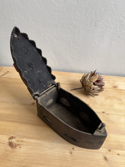 Grand fer à repasser ancien