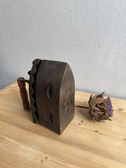 Grand fer à repasser ancien